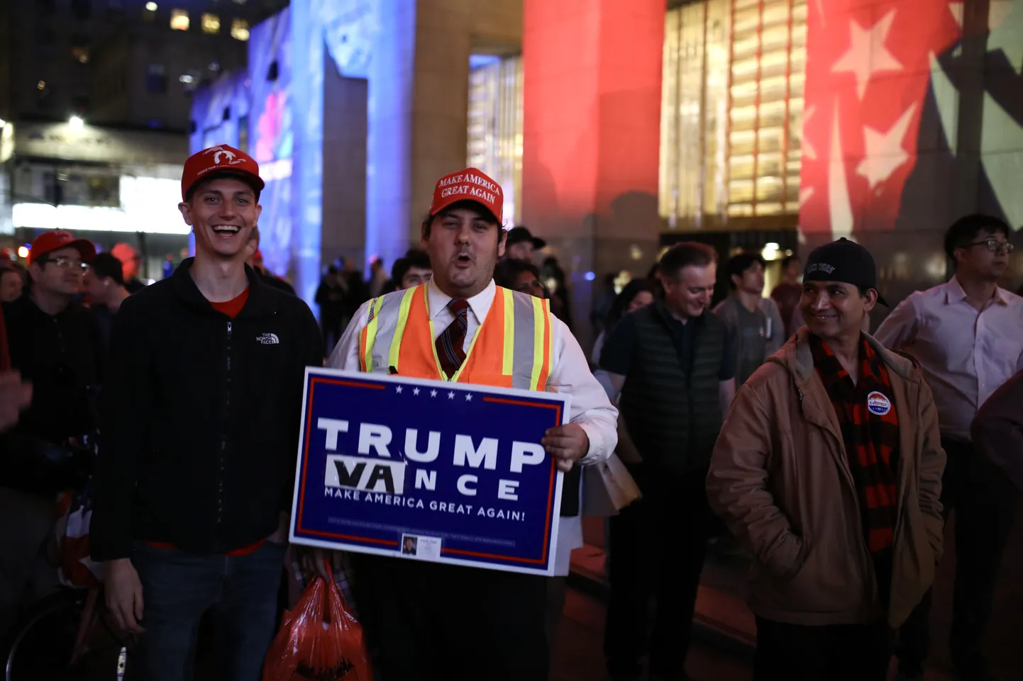 Сторонники Дональда Трампа возле Рокфеллер-центра в ночь выборов на Манхэттене, Нью-Йорк.