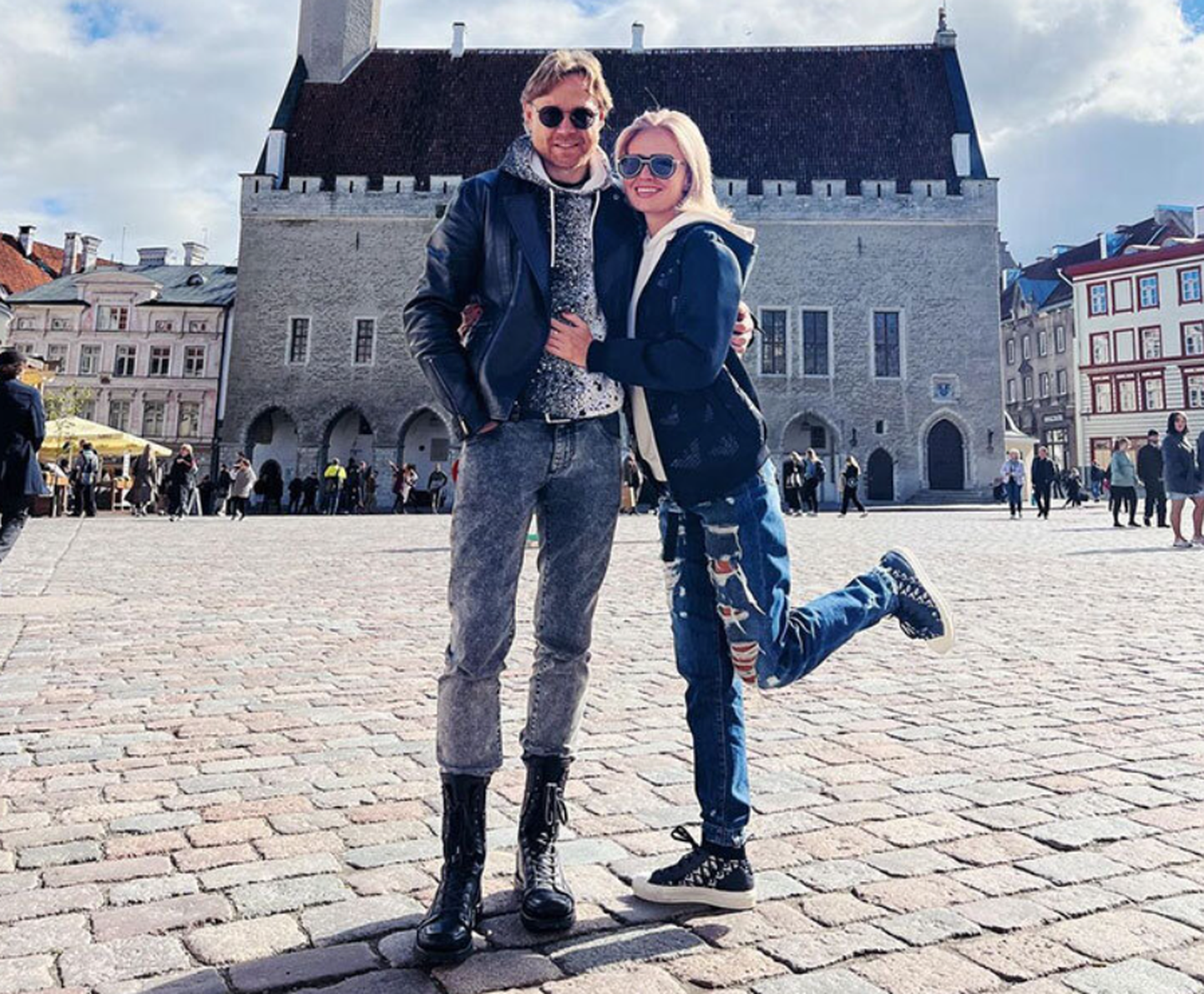 Valeri Karpin koos abikaasa Darjaga Tallinnas, raekoja platsil.