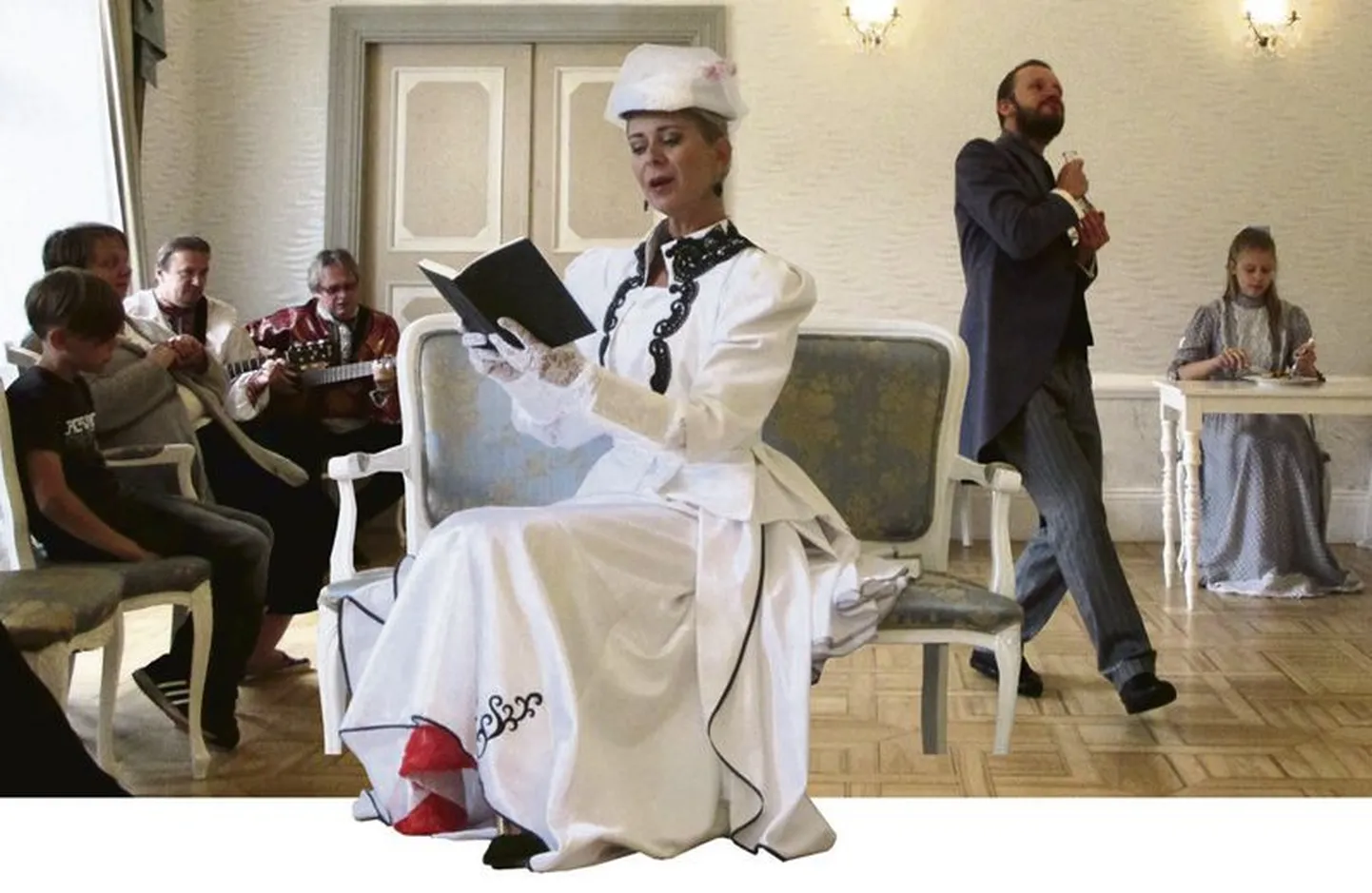 Kuigi mõisas valitseb muusikalis-tantsuline kaos, süveneb paruness (Ülle Lichtfeldt) Shakespeare’i sonettidesse.