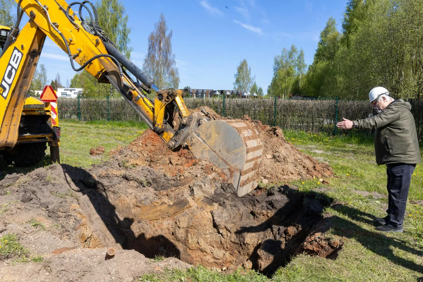 Tartu Veevärgi võrguosakonna meister Andres Mägi pakkus teisipäeval kaevetöid juhtides, et lasteaia torustikus võib olla ummistus, aga täpsema info saab siis, kui toru on lahti lõigatud.