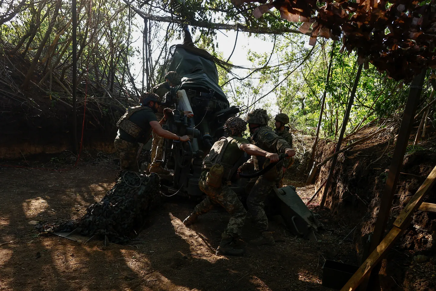 Ukraina sõdurid andmas tuld Vene positsioonide pihta haubitsast M777 Donetski oblastis 1. mail 2024. aastal.