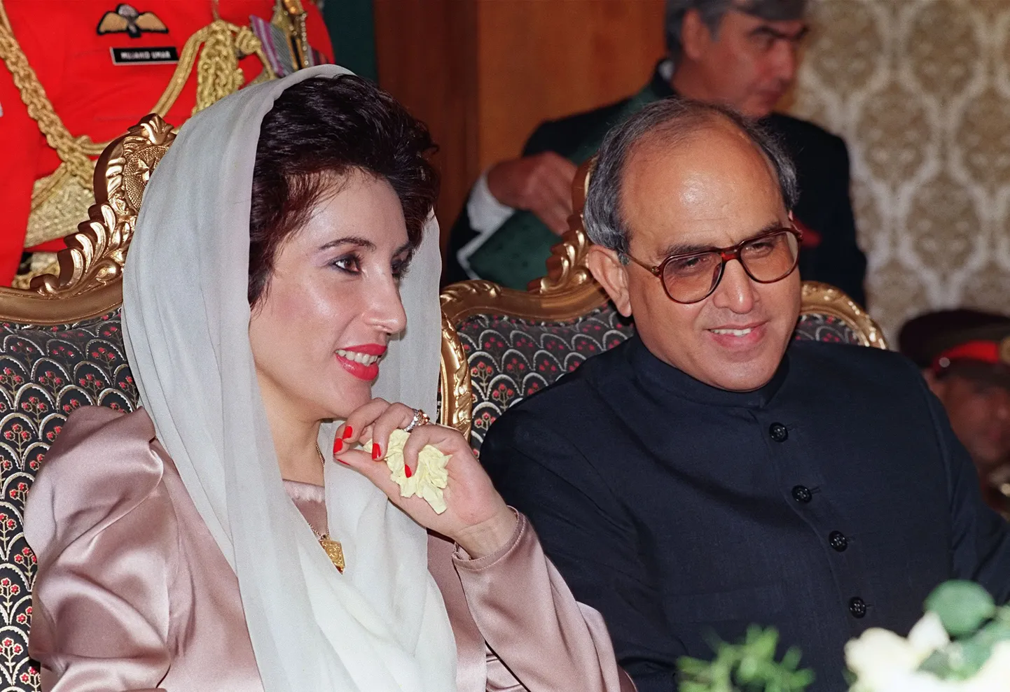 Aastast 1993 pärit fotol on Pakistani president Farooq Leghari ja peaminister Benazir Bhutto (vasakul).