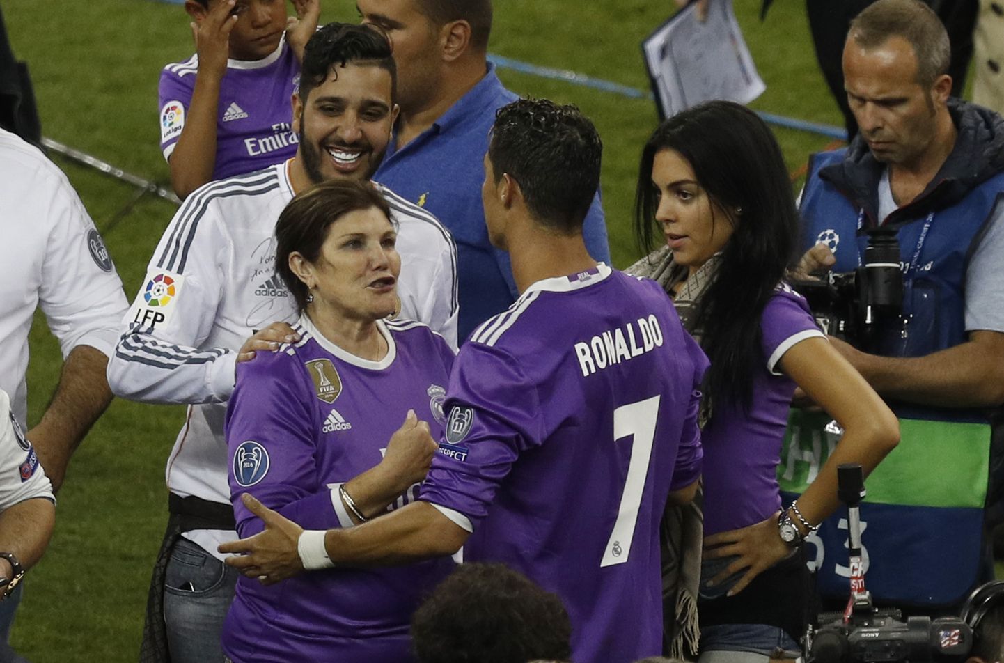 Ema Dolores Aveiro õnnitleb poega UEFA Meistrite Liiga finaalis. Kõrval seisab Ronaldo tüdruksõber Georgina Rodriguez.