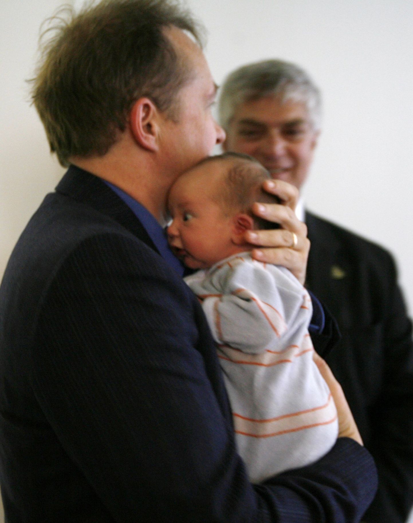 Andrew Upton hoidmas süles oma poega Ignatius Martin Uptonit, samal ajal kui ta abikaasa ja lapse ema Cate Blanchett foorumil esines
