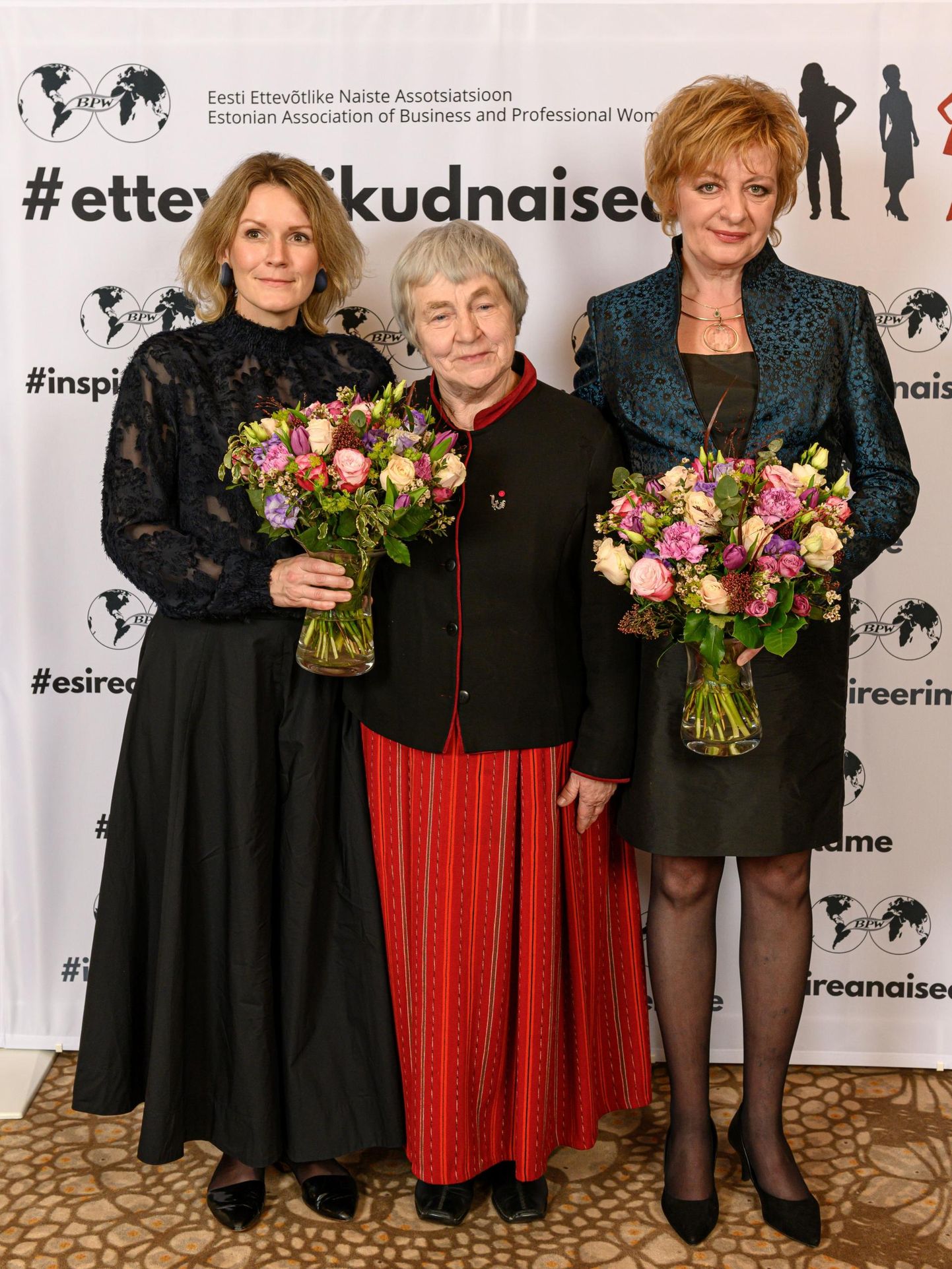 Anu Raud (keskel) valiti aastate naiseks. Pildil on ta koos aasta nooreks naisettevõtjaks nimetatud Mari-Liis Linnu (vasakul) ja aasta naise tiitli pävinud Emöke Sogenbitsiga.