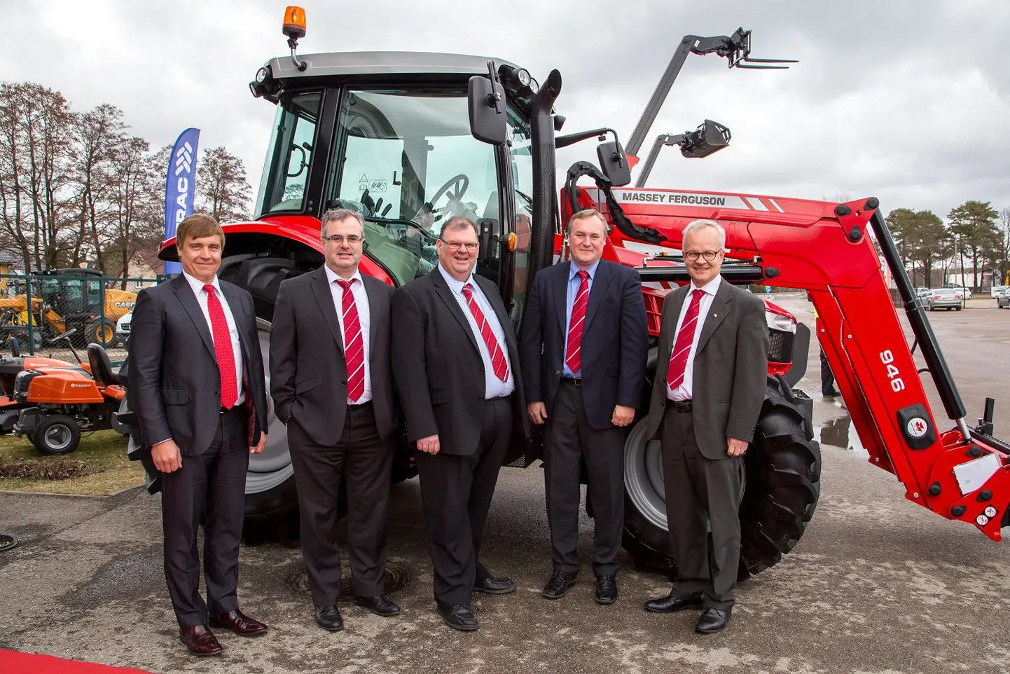 INTRAC Eesti juhatuse esimees Tanel Teimann, Massey Fergusoni Kesk- ja Lääne-Euroopa ärijuht Frederic Moreau, Massey Fergusoni turundusjuht Campbell Scott, kombainide valdkonna ärijuht Põhja- ja Kesk-Euroopas Jens Christian Otte ja INTRAC Group AB juhatuse liige ja turundusjuht Fredrik Brandhorst tutvustasid läinud nädalal Pärnus uusi tooteid.