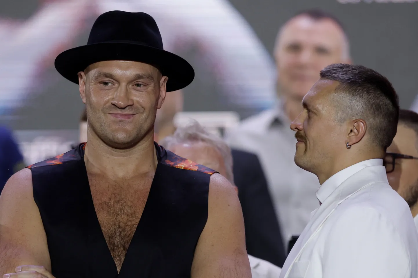 Britt Tyson Fury (vasakul) või ukrainlane Oleksandr Ussõk lahkub laupäeval Saudi Araabiast raskekaalu poksi absoluutse maailmameistrina.