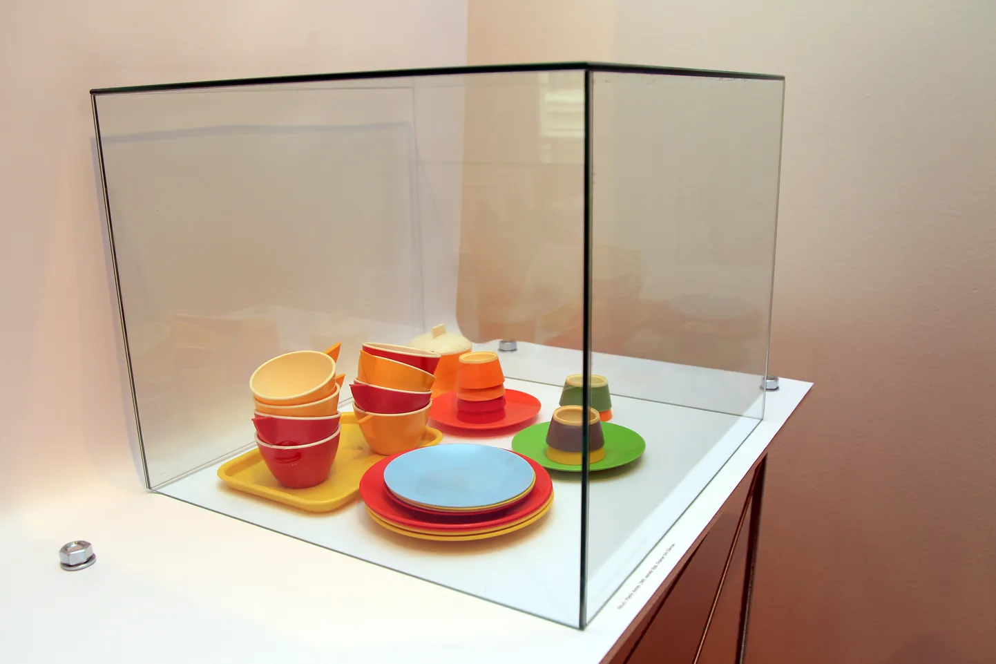 Plastiknõude komplekt Tartu kunstimuuseumis. Pilt on illustratiivne.
