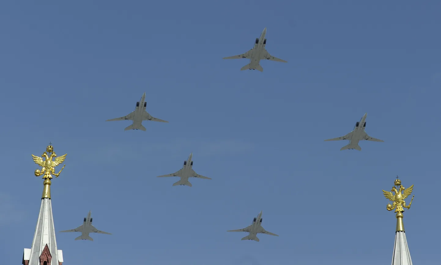Истребители Миг-31 в небе над Красной площадью. Иллюстративное фото.