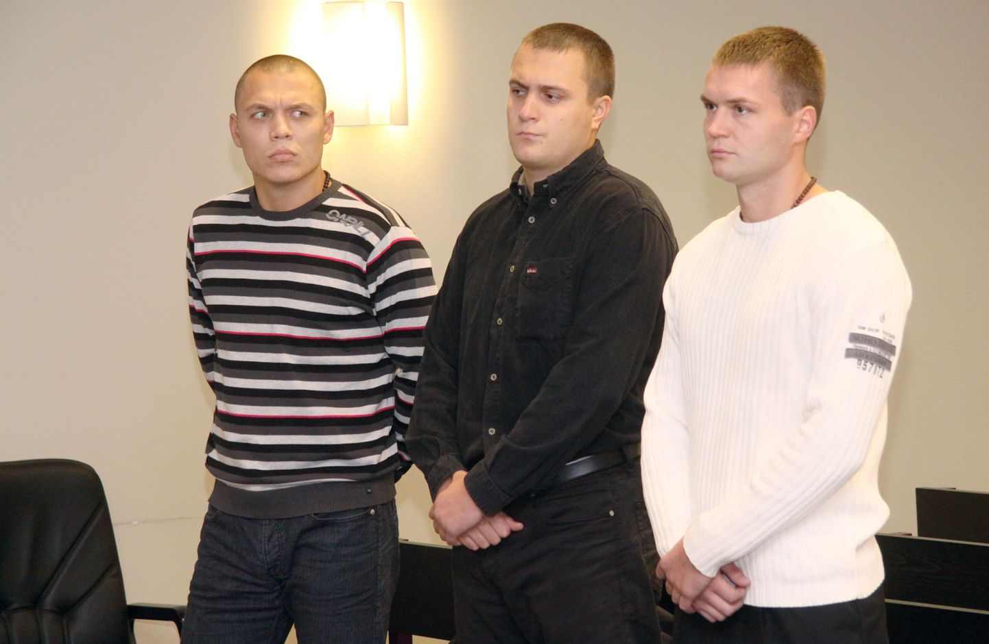 Valga ärimehele Pärnus peksa andnud Allan Lebedev (vasakult), Indrek Niit ja Aimar Tõnts ennast kohtus süüdi ei tunnistanud.