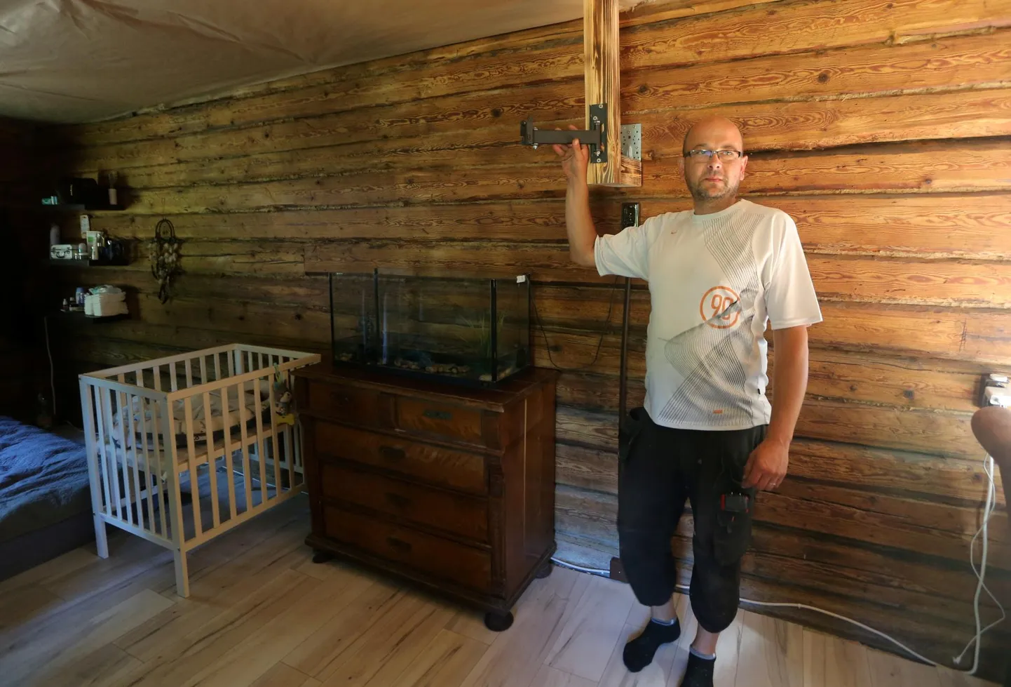 Vahur Kivirand näitab oma kodus tühja kinnitit, mille küljes olnud teler suitsema hakkas.