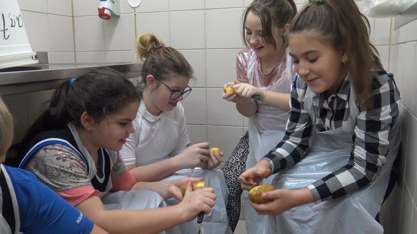 Mahetoidu tutvustamisel said Rõuge koolilapsed ka ise toiduvalmistamisel käed külge lüüa. 