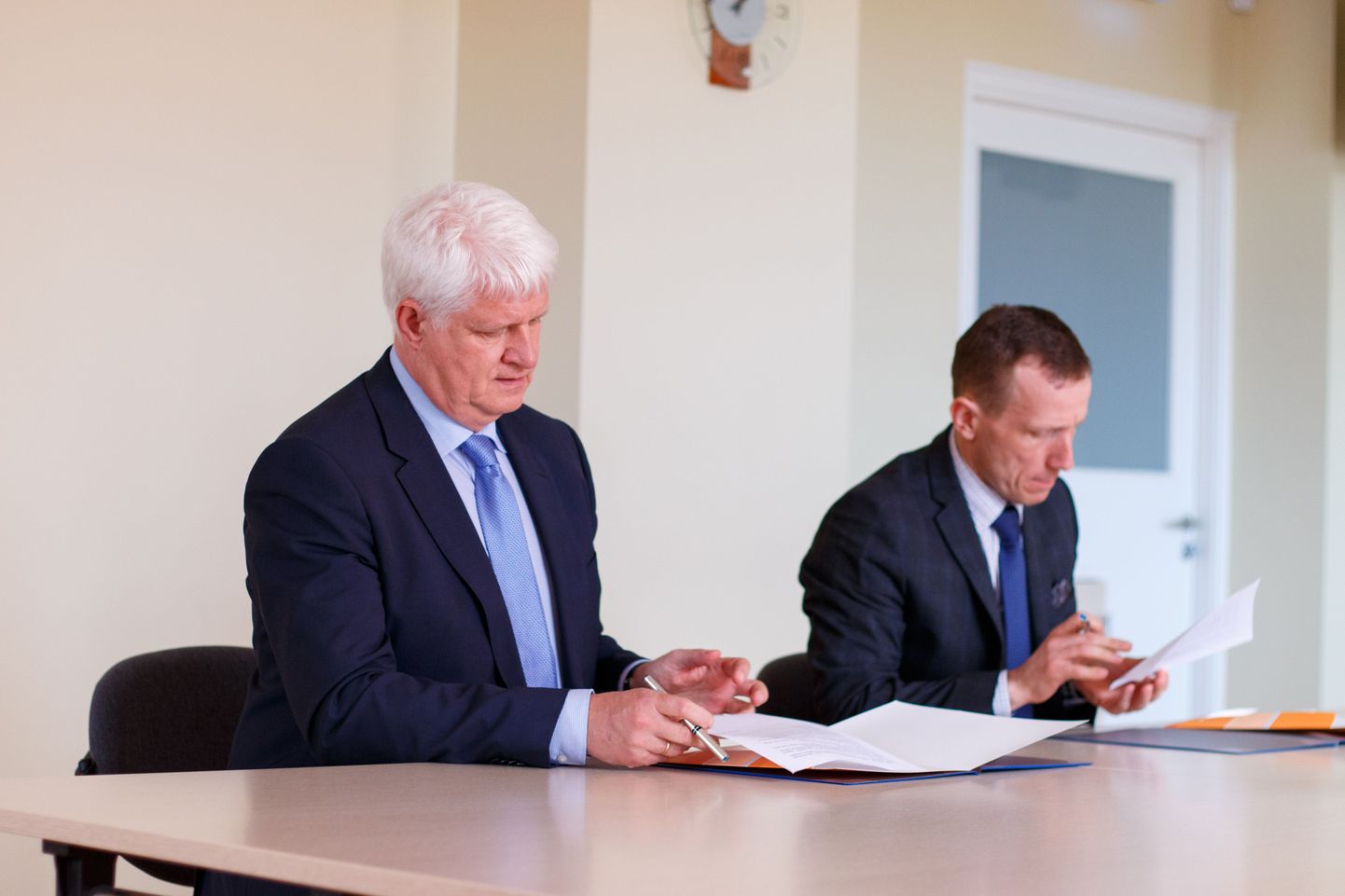Lepingu allkirjastasid töötukassa juhatuse esimees Meelis Paavel ja Valga haigla juhataja Marek Seer.