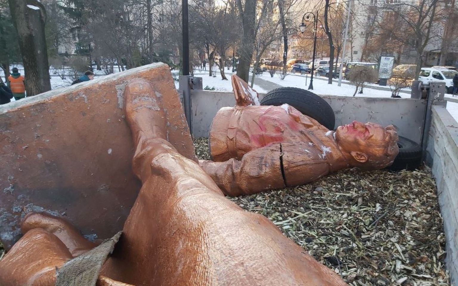 Vene lenduri Valeri Tškalovi monumendiga sõdisid linnavõimud Kiievis alates 2016. aastast.