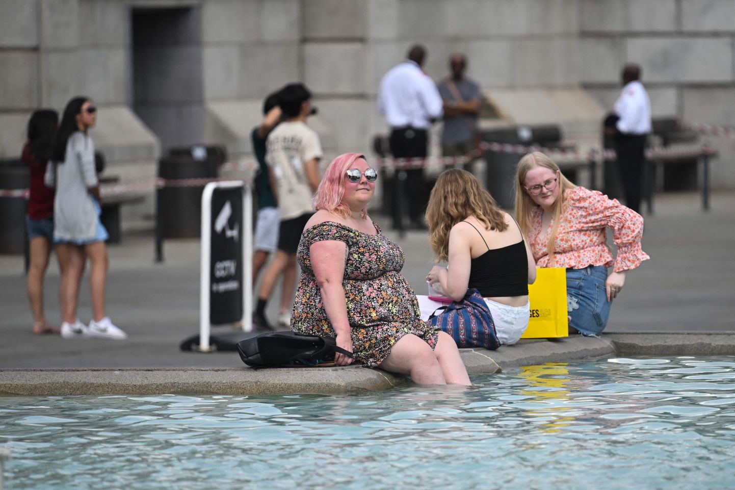 Jalakäijad Londonis Trafalgar Square'i purskkaevus 13. juulil jahutust otsimas. Toona kerkis temperatuur Londonis 33 kraadini. Uue nädala alguses oodatakse 41-kraadist kuuma ning senise riigi kuumarekordi purustamist.