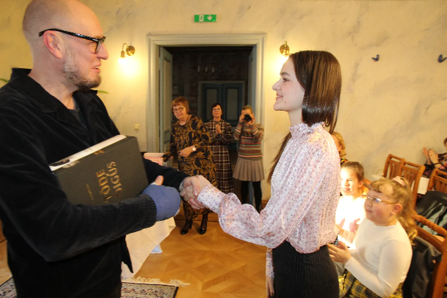 Pildil annab vanema vanuserühma žürii juht Tanel Tatter üle peaauhinna Kirke Miina Tegovale Tartu Mart Reiniku Koolist.