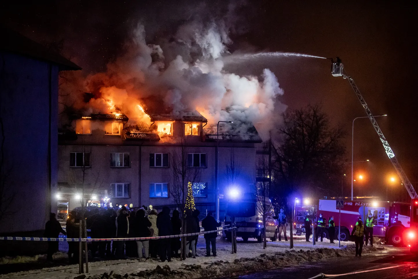 Огонь успел так сильно распространиться, поскольку спасатели начали с эвакуации людей.