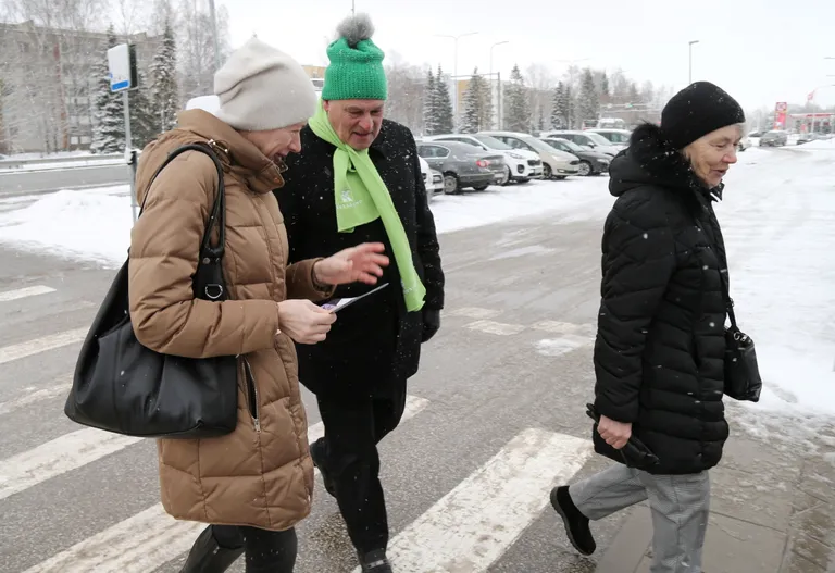 Jaan Toots heatujuliselt inimesi kõnetamas.