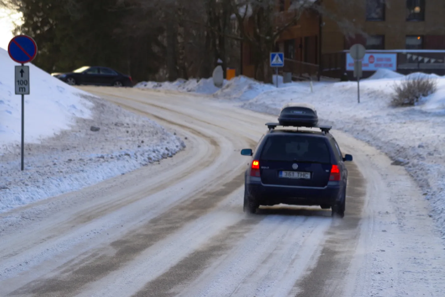 Teed võivad olla kohati libedad. Pildil Haanja küla Võrumaal.