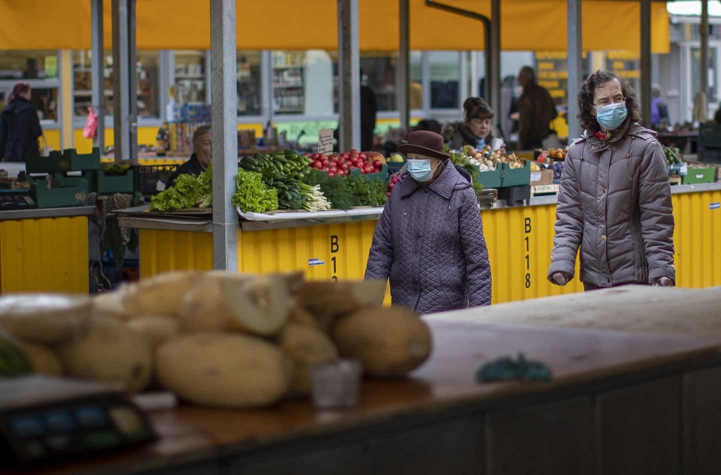 Люди на рынке в Вильнюсе