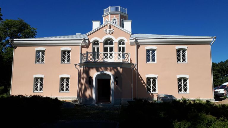 Keila-Joal on hotellina nüüd avatud ka endine külalistemaja Väike-Mõisa, kus seminariruumis oli perekabel.