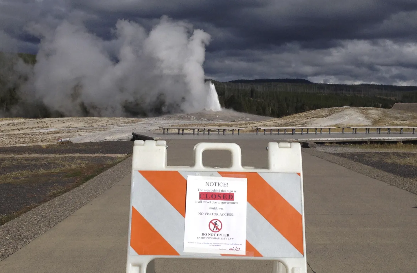 Keelusilt Yellowstone'i rahvuspargi Old Faithful geisri juures