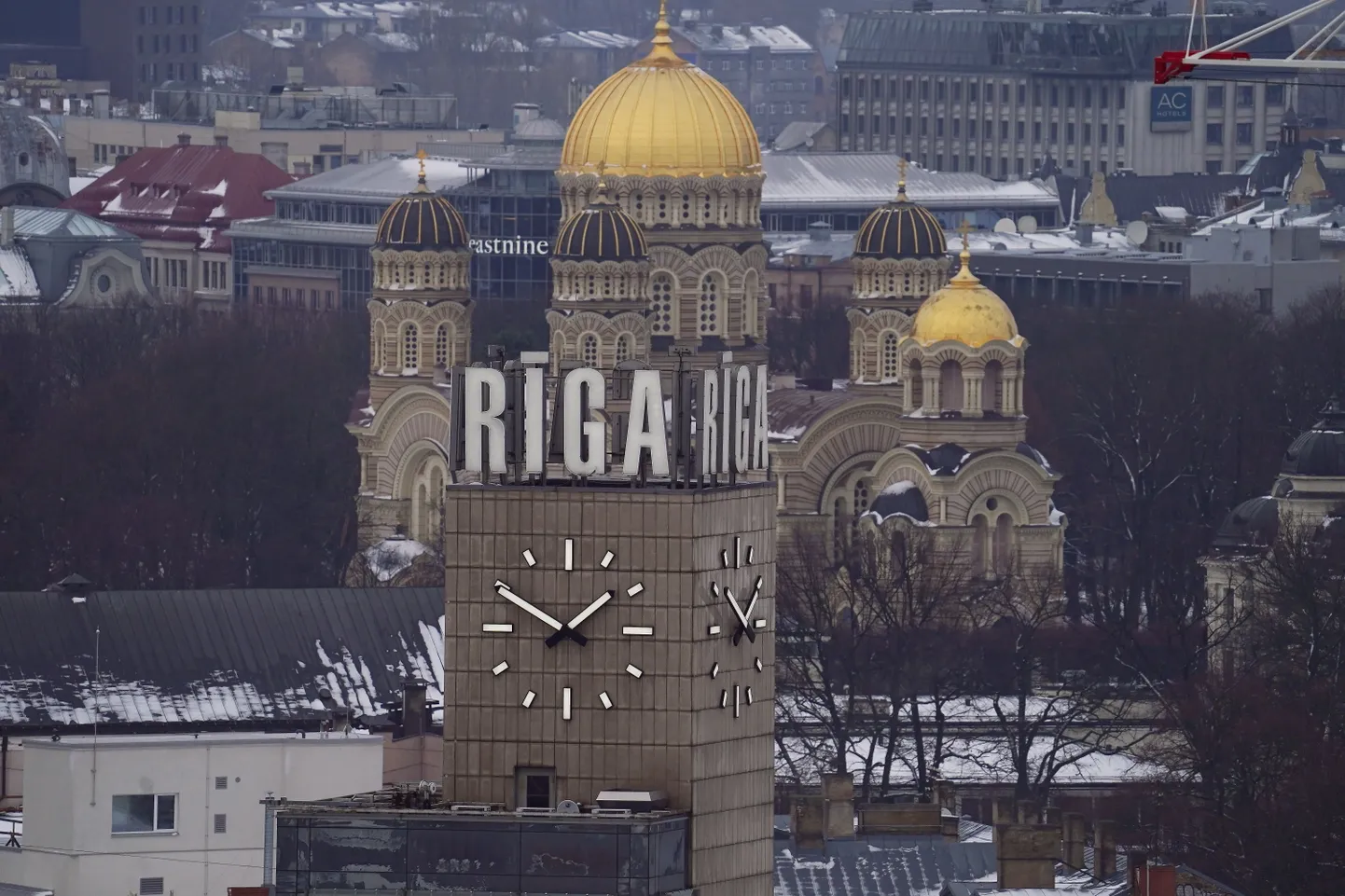 Rīgas centrālās stacijas pulkstenis un Rīgas Kristus piedzimšanas katedrāle.
