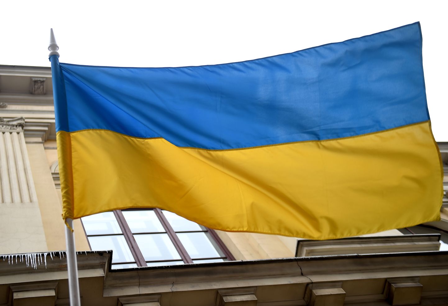 Ukrainas karogs pie ēkas.