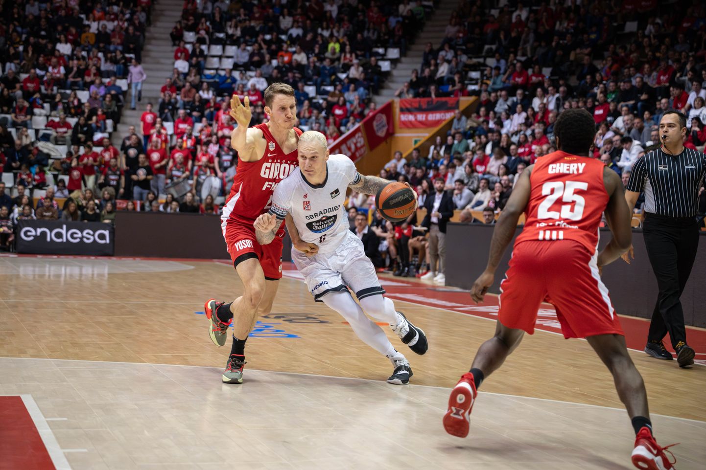 Latvijas basketbolists Jānis Timma (ar bumbu)