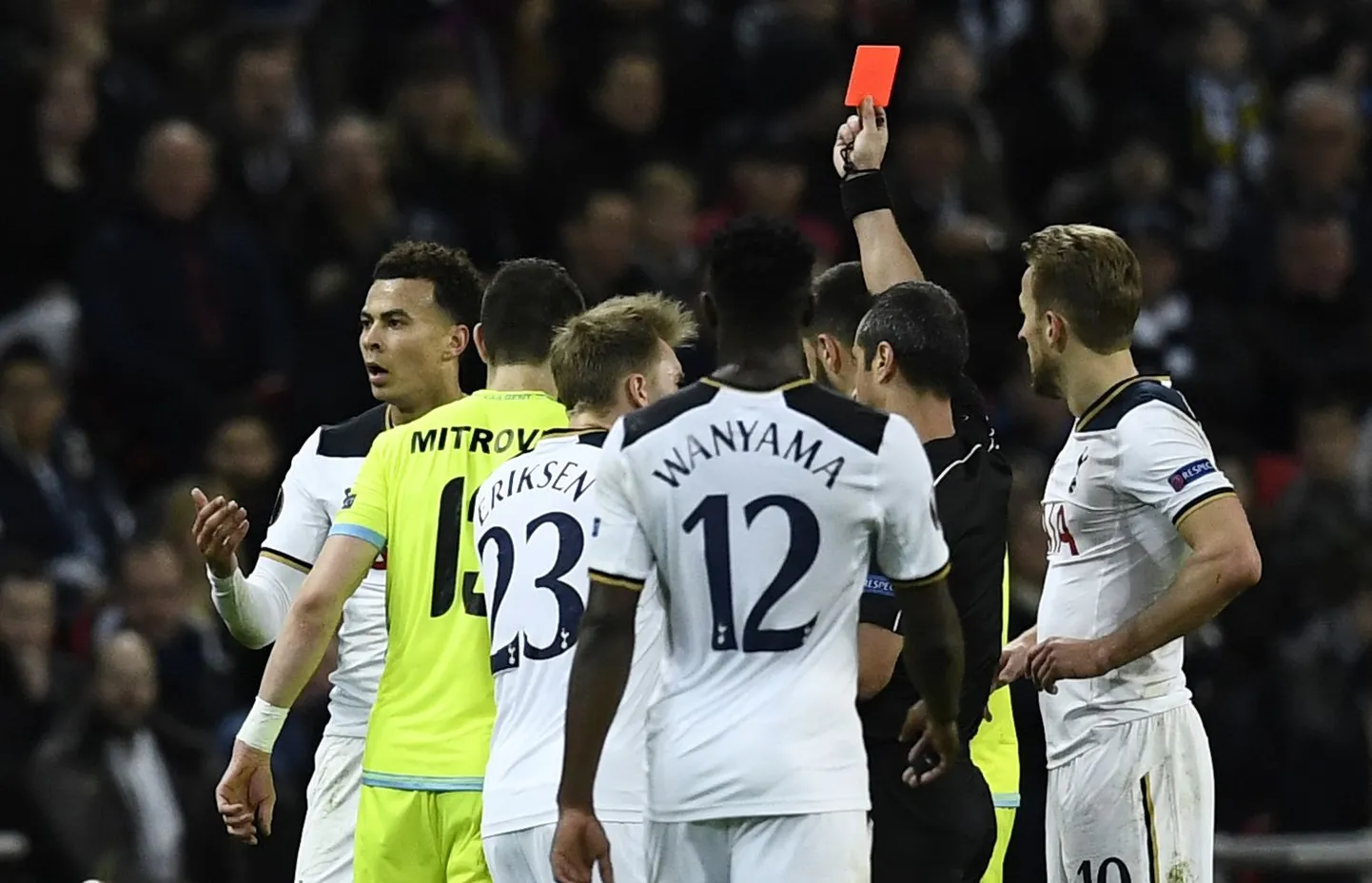 Dele Alli (vasakul) on äsja näinud enda silme ees punast kaarti.