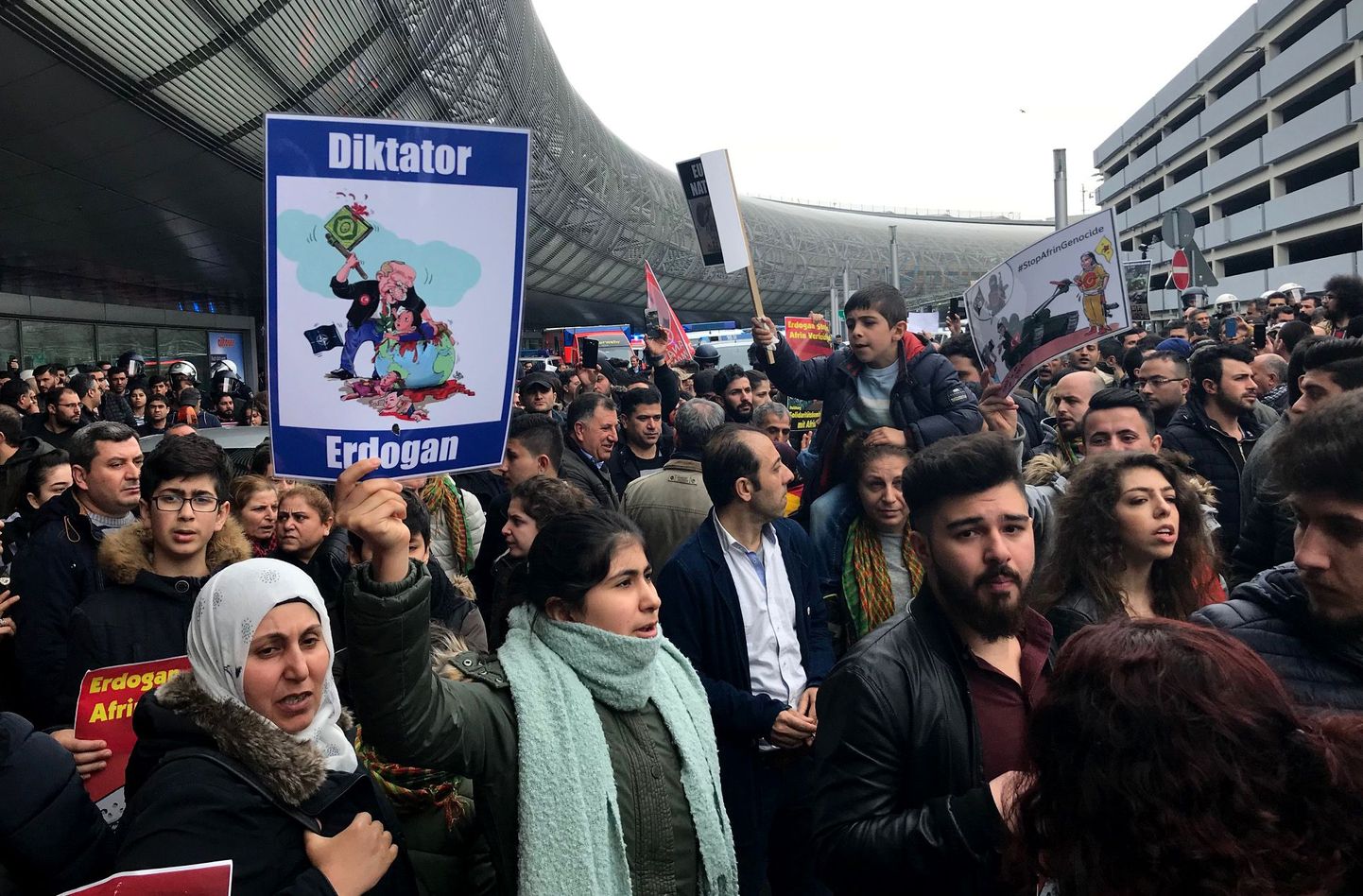 Türgi sõjategevuse vastaste kurdide meeleavaldus Düsseldorfi lennujaamas.