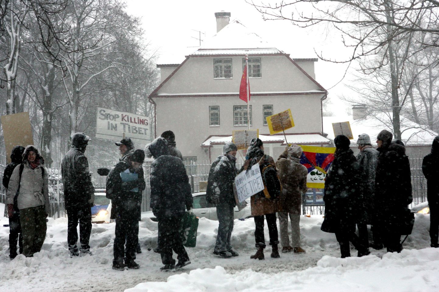 Протест перед посольством Китая в Таллинне в 2008 году.