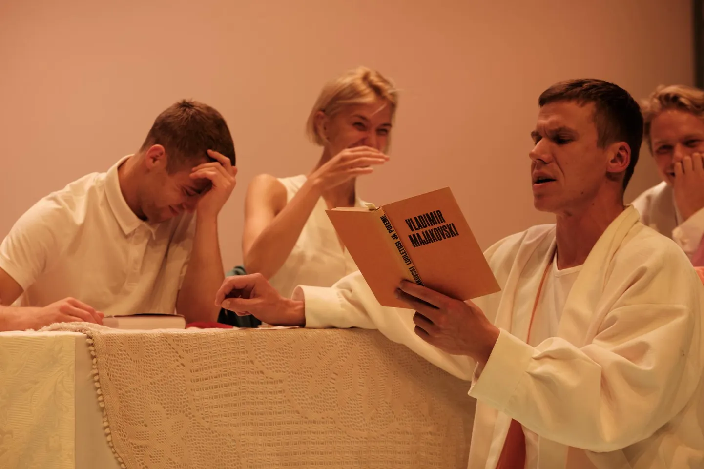 «Sa oled täna ilusam kui homme». Pildil Markus Truup, Mari Abel, Rasmus Kaljujärv.