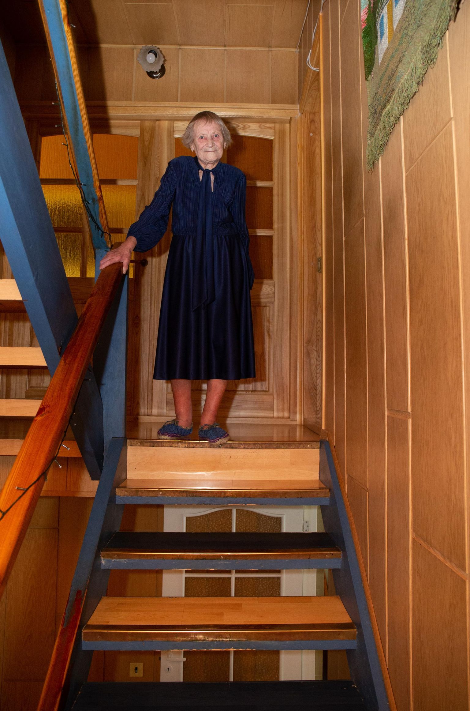 Magda Rosalie Lille elab Tammelinnas treppidega majas, kus ta kenasti hakkama saab. Ütleb, et treppidest käimine treenib hästi. Sealsamas majas elab ka tütretütre Anneli Tominga pere.