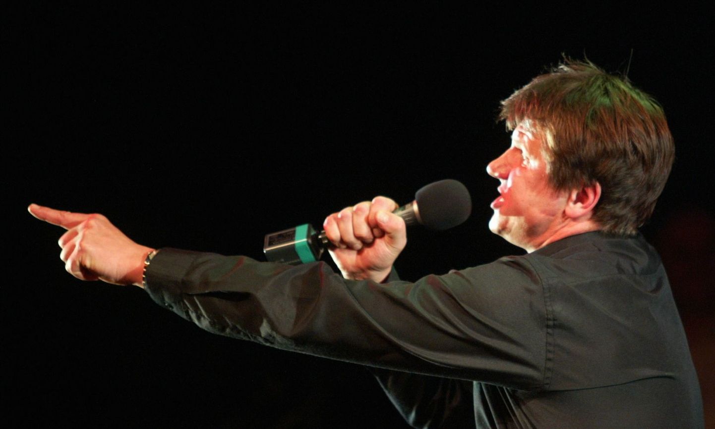 Hannes Kaljujärv on laulnud kõikidel Maarja küla heategevuskontsertidel «Kuula, palun!», pilt aastast 2005. Seekord tuleb ta koos teiste näitlejatega jällegi lavale.