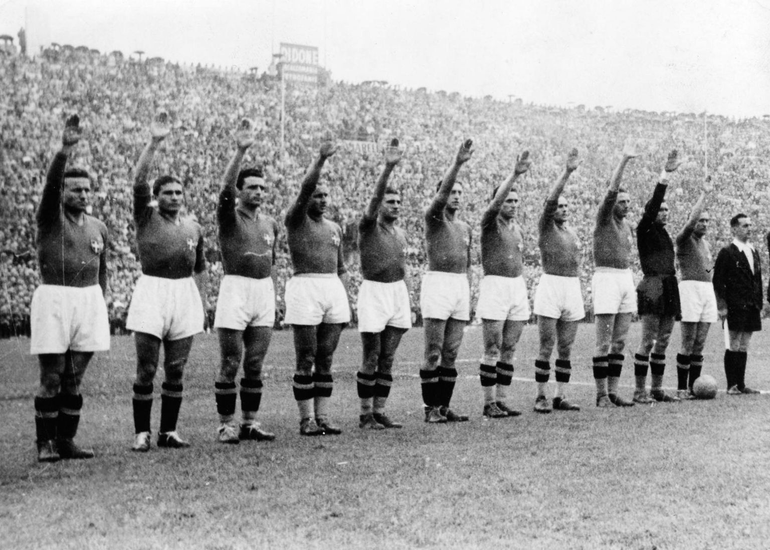 Itaalia rahvusmeeskond tegi enne MM-finaali Colombesi staadionil palju kriitikat saanud fašistliku tervituse.