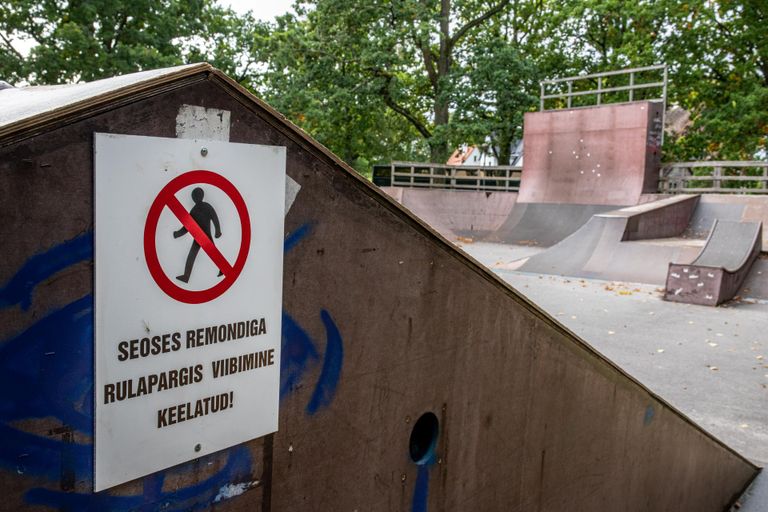 Pärnu linnavalitsus pani Munamäe parki üles sildidki, mis hoiatavad auklike atraktsioonide eest, aga noori sõitjaid see ei heidutanud: aiad tõsteti eest ja vurati edasi. 