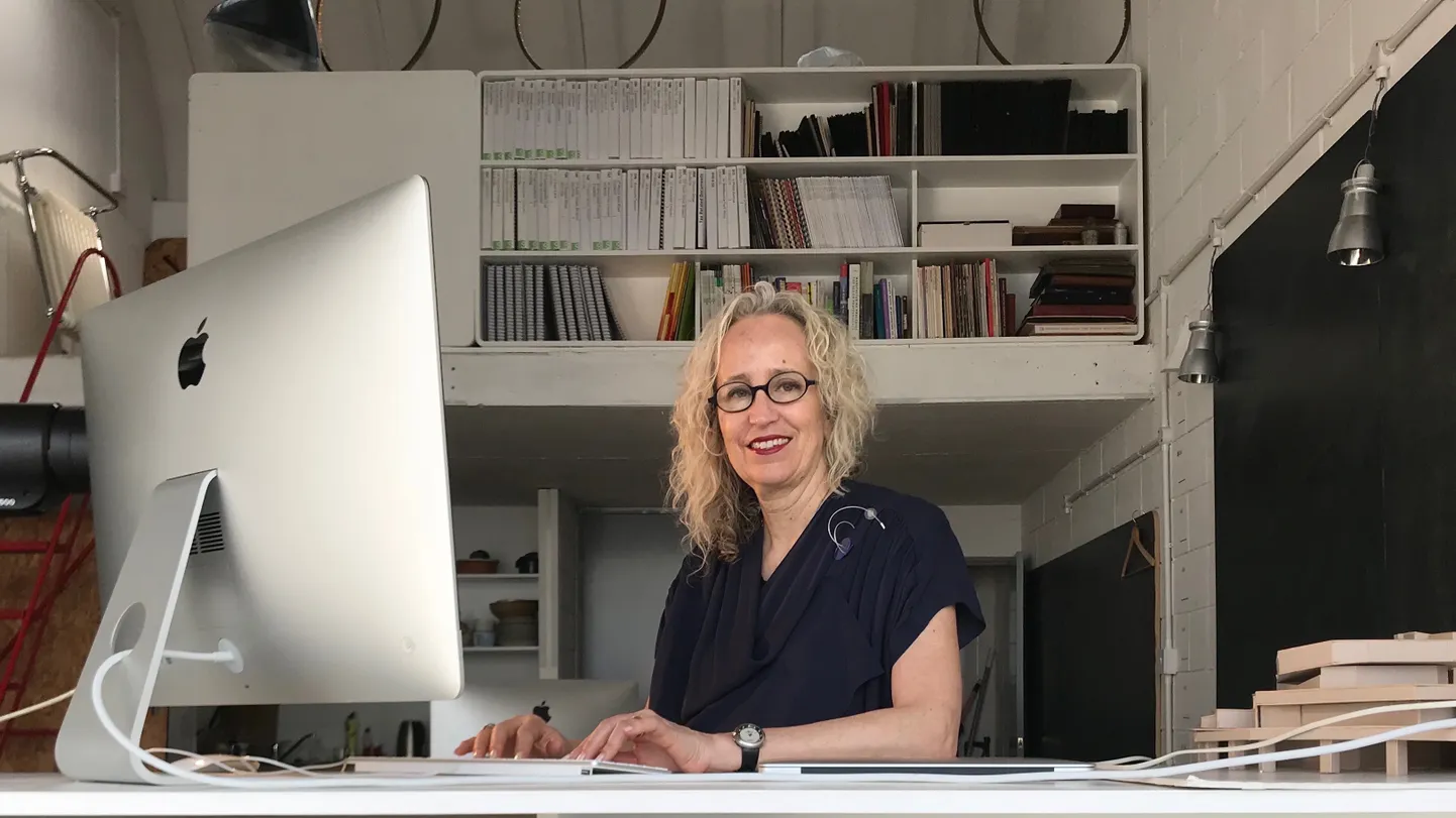 Dr Yael Reisner oma stuudios.