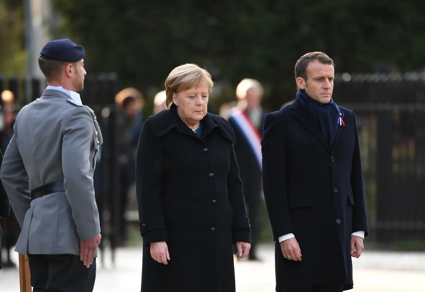 Merkele un Makrons piedalās pirmā pasaules kara noslēguma atceres pasākumā Kompjeņas mežā