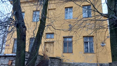 FOTOD ⟩ Tallinnas kesklinnas asuval osaliselt mahajäetud majal on üllatav omanik