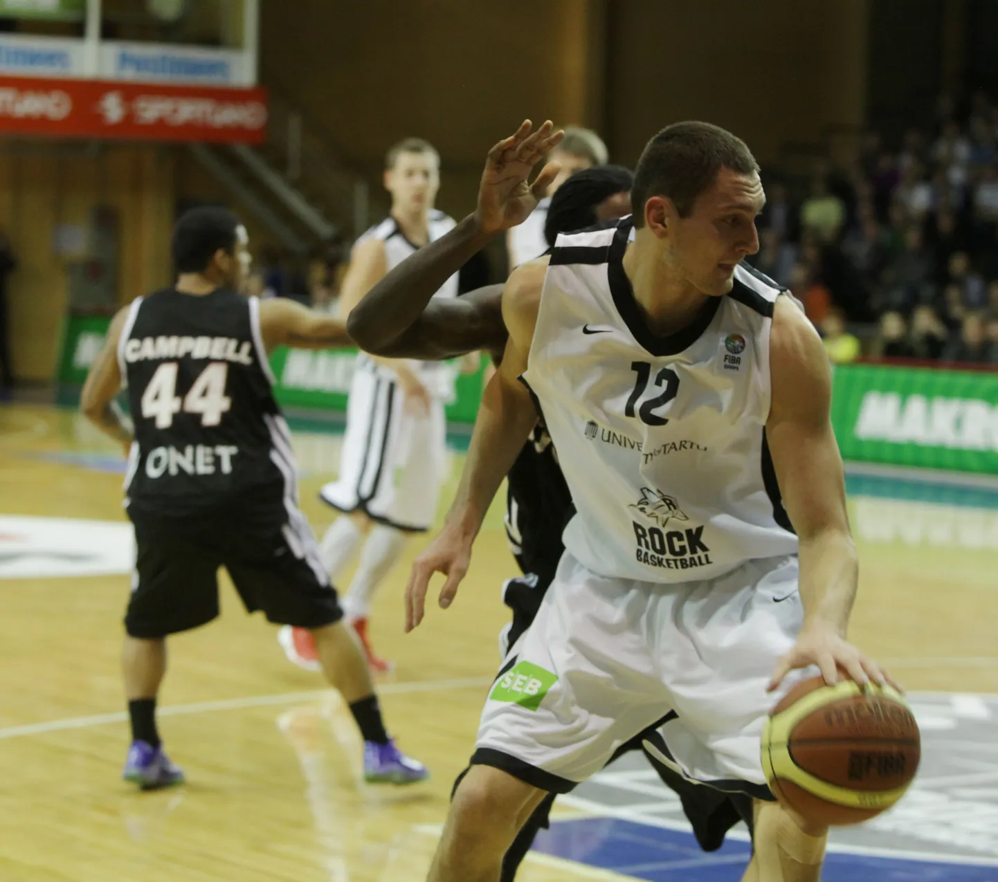 TÜ/Rocki korvpallimeeskond alistas EuroChallenge sarjas prantslaste JDA Dijon Basketi 74:62 (pildil Egidijus Dimsa).