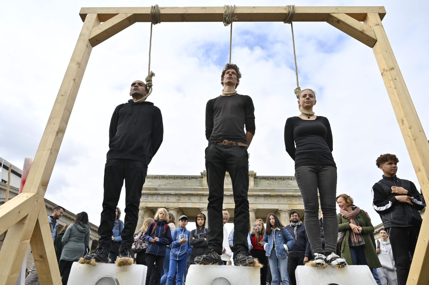 Протестующие стоят на глыбах льда под виселицей во время демонстрации «Пятницы ради будущего» у Бранденбургских ворот в Берлине, 20 сентября 2019 года в рамках глобального дня действий по борьбе с изменением климата.