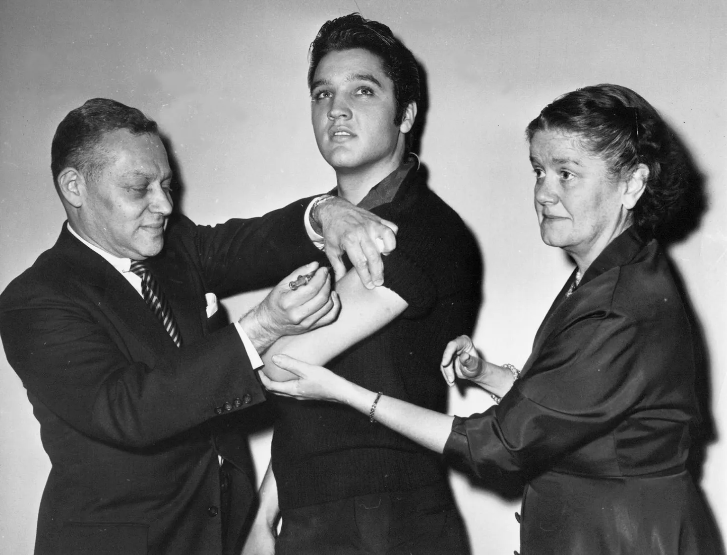 Elvis Presley sai enne 1956. aasta 28. oktoobril «The Ed Sullivan Show» esinemist kaamerate ees süsti lastehalvatuse vastase vaktsiiniga.