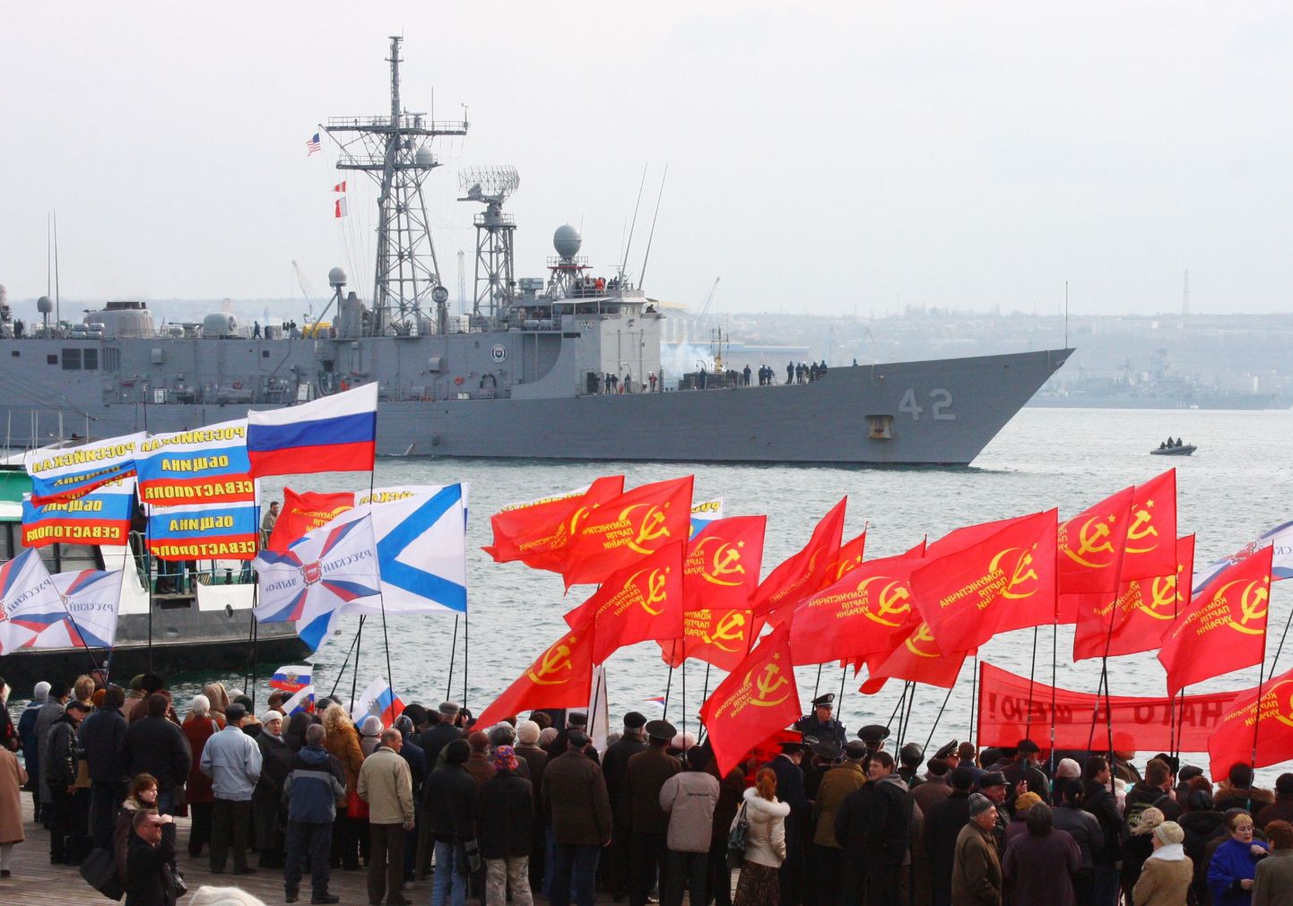 NATO vastu protestivad kommunistid Sevastoopoli kai ääres, kui sadamasse saabub USA fregat USS Klakring.