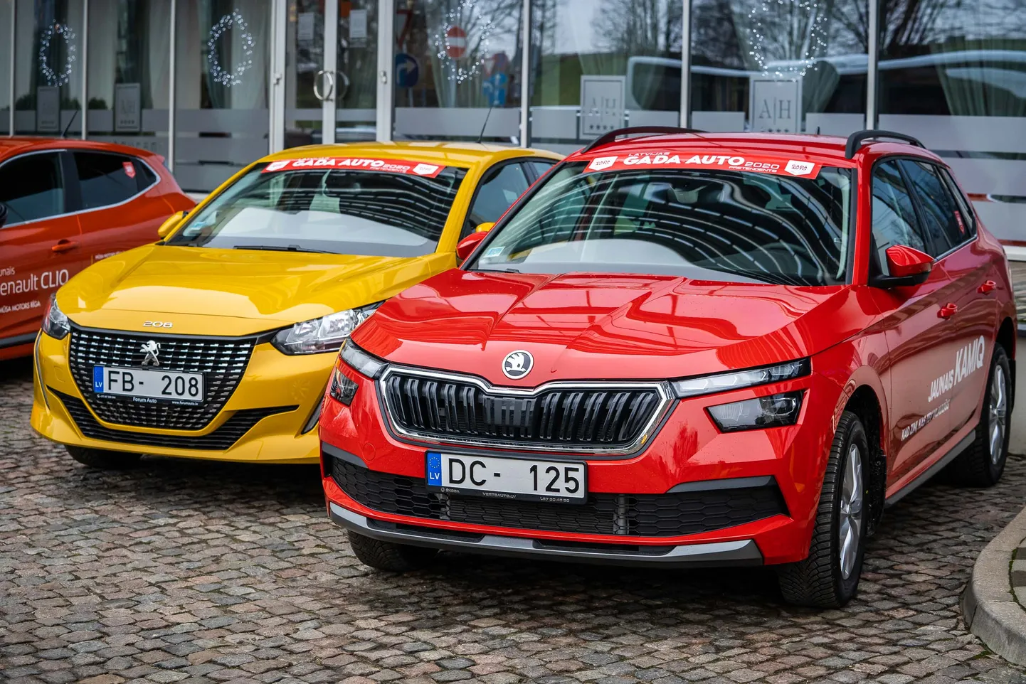 Škoda Kamiq (priekšplānā) un Peugeot 208