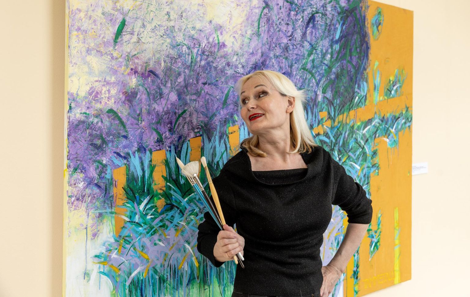 Tiina Tammetalu oma metsikus aias ehk maaliga «Metsik aed õitseb. Minu isiklik paradiis», 2019–2021.