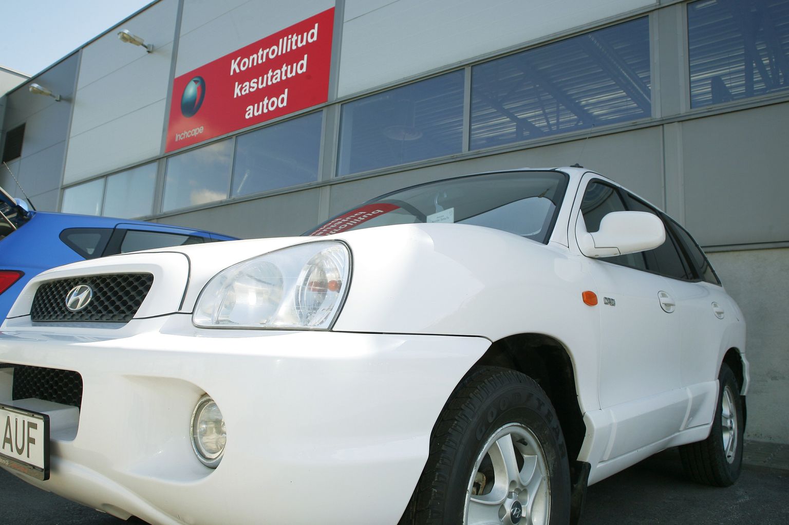 Mazda esinduses müügis oleva Hyundai Santa Fe esirattakoopasse on lind pesa teinud.