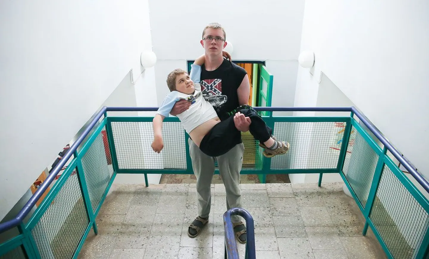 Koolis aitab 2. klassis käivat Daanieli trepist üles-alla 8. klassi poiss Jaagup.