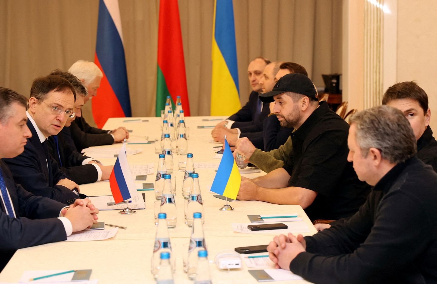 Venemaa ja Ukraina läbirääkijad esmaspäeval. Denis Kirejev on paremal pool ukrainlaste seas kõige tagumine Ukraina lipu ees.