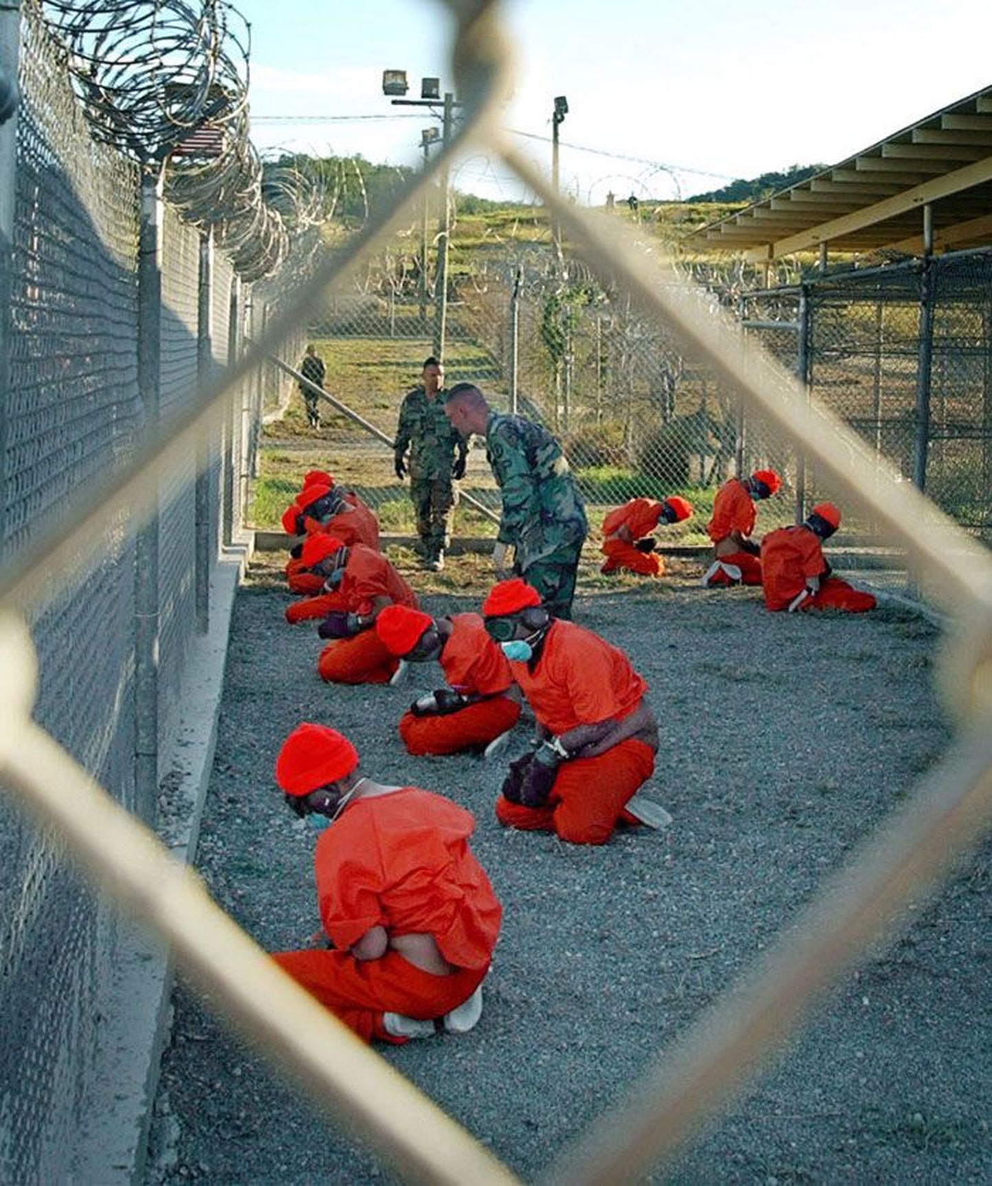 Эта фотография, сделанная в 2002 году, свидетельствует о том, насколько жестоко обращались с узниками Гуантанамо. Президент США теперь собирается закрыть эту тюрьму, отпустив на свободу заключенных, которым не  грозит скамья подсудимых.